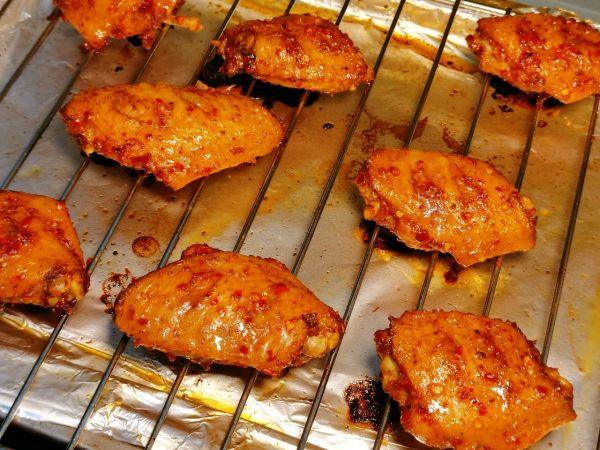 烤鸡翅的做法（10分钟教你制作外脆里嫩的烤鸡翅）