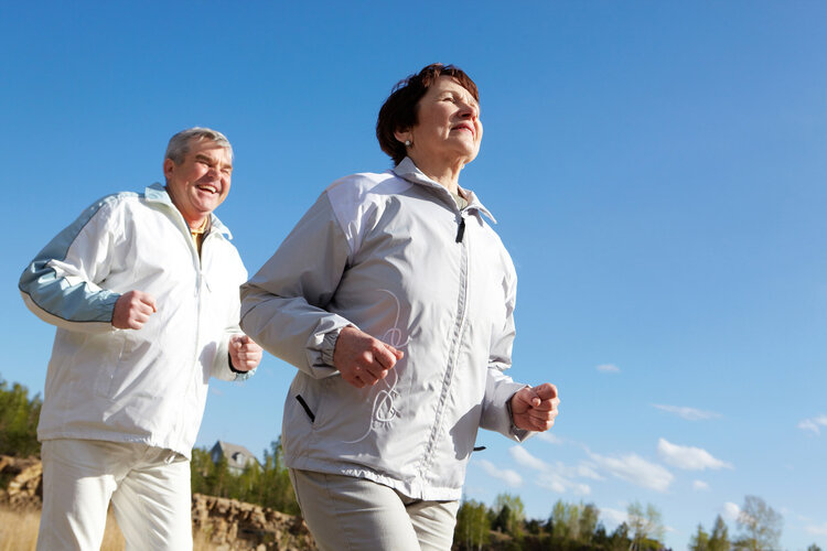 坚持运动的好处及推荐3种长寿运动（运动过量的危害）