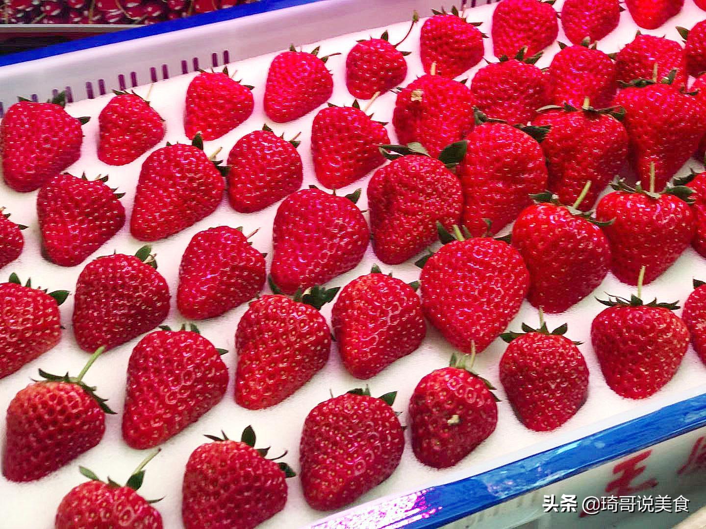 草莓的特点介绍（记住这些实用妙招轻松买自然熟的甜草莓）